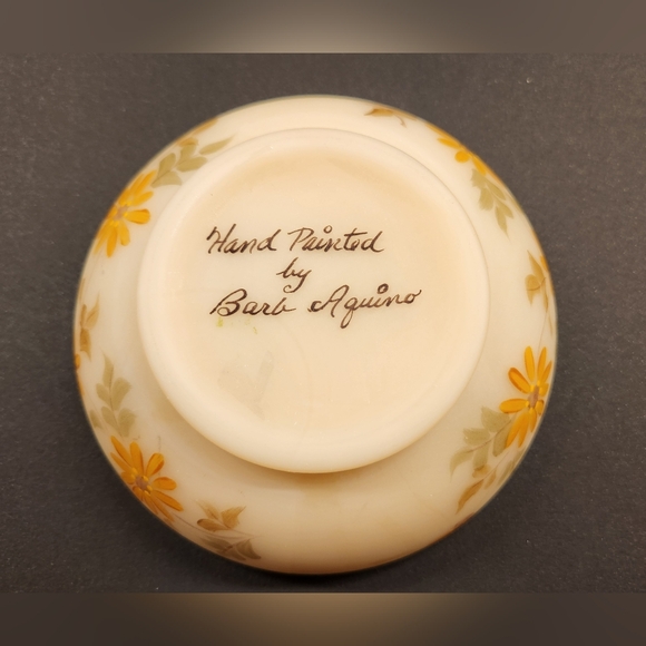 Fenton Art Glass Daisies on Cameo Satin Bowl Dish Signed BARB AQUINO - Picture 4 of 8